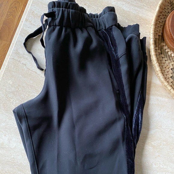 Lululemon On the Fly joggers Velvet trim - Picture 2 of 3